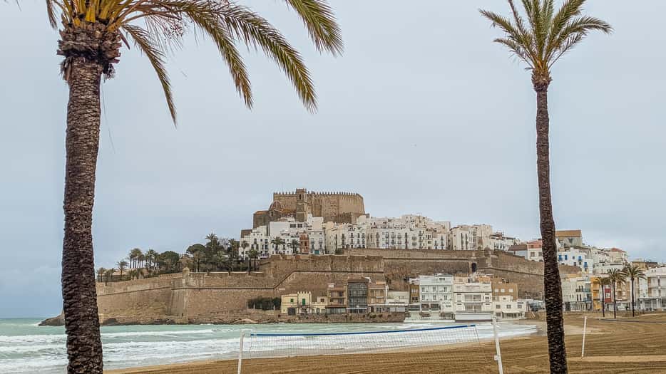 Bewonder de stad vanaf Playa de Peñiscola