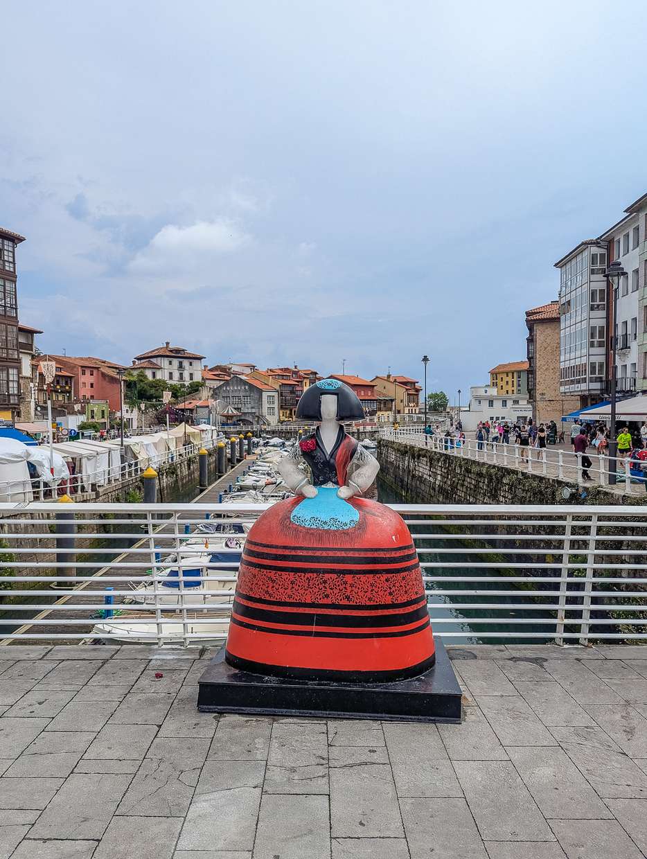 Standbeeld La Menina Aldeana in Llanes